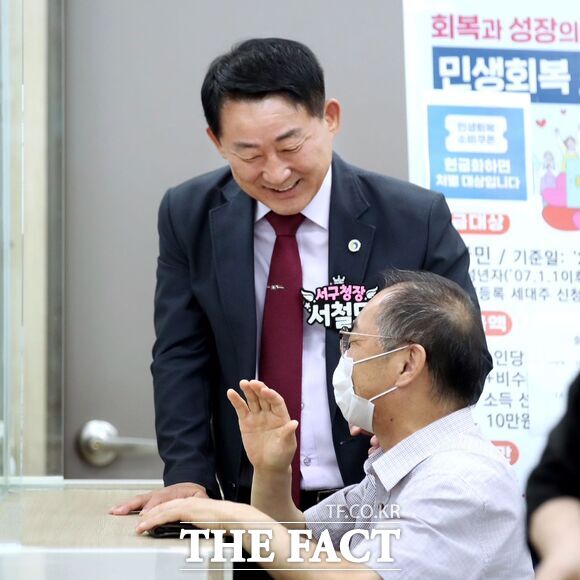 대전 서구는 13일 민생회복 소비쿠폰 2차 지급과 관련해 아직 신청하지 않은 주민들의 적극 참여를 당부했다. 서철모 서구청장이 소비쿠폰 발급 현장을 찾아 주민과 대화를 나누고 있다. /대전 서구