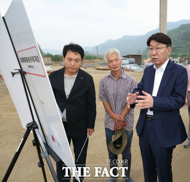 13일 전주시 완산구 동서학동 은석마을을 찾은 우범기 전주시장이 도로공사에 따른 소음·분진 등 피해를 호소하는 주민들의 목소리를 청취하고 개선을 지시하고 있다. /전주시