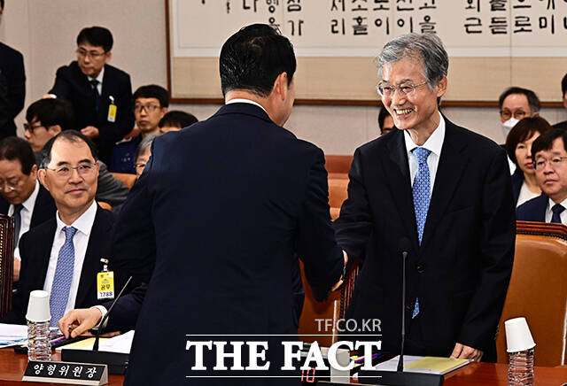 장동혁 국민의힘 대표와 인사하는 조희대 대법원장(오른쪽).