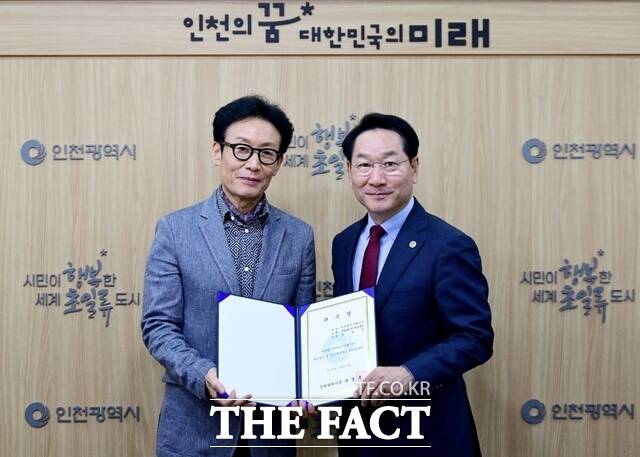 유정복 인천시장(오른쪽)이 13일 시청 접견실에서 임도완 인천시립극단 예술감독에게 위촉장을 수여하고 있다. /인천시