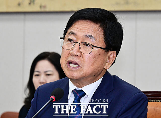 최교진 부총리 겸 교육부 장관 후보자가 2일 오전 서울 여의도 국회 교육위원회에서 열린 인사청문회에 참석해 질의에 답변을 하고 있다. /국회=배정한 기자