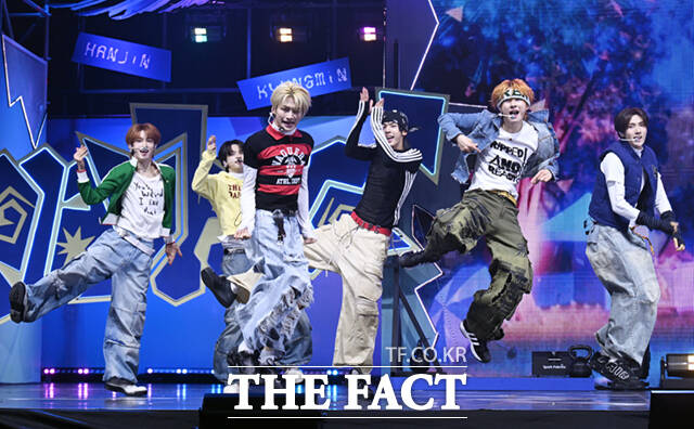 그룹 TWS(투어스)가 13일 오후 서울 광진구 예스24 라이브홀에서 열린 미니4집 play hard(플레이 하드) 미디어 쇼케이스에서 타이틀곡 오버드라이브 무대를 선보이고 있다. /이새롬 기자