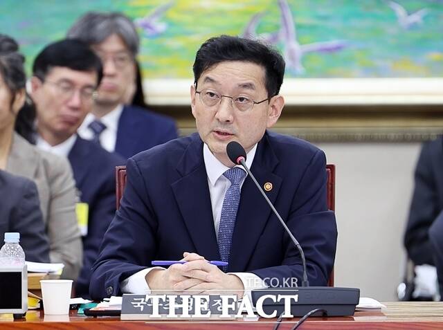 윤창렬 국무조정실장은 13일 서울 여의도 국회에서 열린 정무위원회 국정감사에서 대통령과 공공기관장 임기를 일치시켜야 한다는 필요성에 대해 동의한다고 밝혔다. /뉴시스