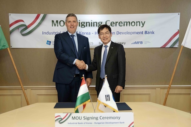 지난 2일(현지시간) 헝가리 부다페스트 소재 헝가리 개발은행 본사에서 김형일 IBK기업은행 전무이사(오른쪽)와 졸튼 잠보키 헝가리 개발은행 전무이사가 협약식을 마치고 기념촬영을 하고 있다. /IBK기업은행