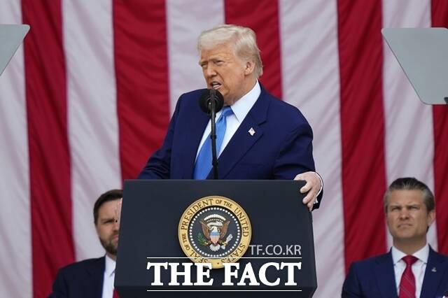 강경책 후 유화 메시지를 내는 트럼프 대통령의 행보를 두고 타코(TACO·Trump Always Chickens Out)라고 비난하는 목소리가 나온다. 사진은 도널드 트럼프 미국 대통령이 지난 5월 26일(현지시간) 버지니아주 알링턴 국립묘지에서 열린 제157회 메모리얼 데이(현충일) 추념식에 참석해 연설하는 모습. /AP.뉴시스