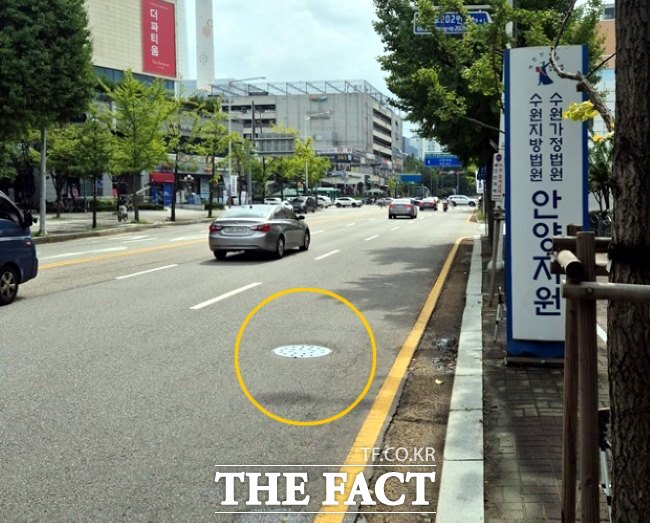 수원지법 안양지원 옆 도로 맨홀충격방지구(원 안) 실증 설치 모습. /안양시