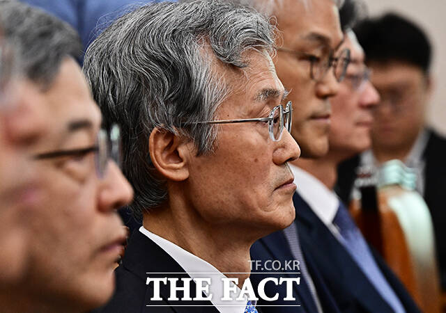 생각에 잠긴 조희대 대법원장.