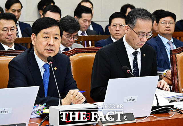구윤철 경제부총리 겸 기획재정부 장관(왼쪽)이 13일 오후 서울 여의도 국회 기획재정위원회에서 열린 기획재정부 등에 대한 국정감사에 참석해 질의에 답변을 하고 있다. /국회=배정한 기자