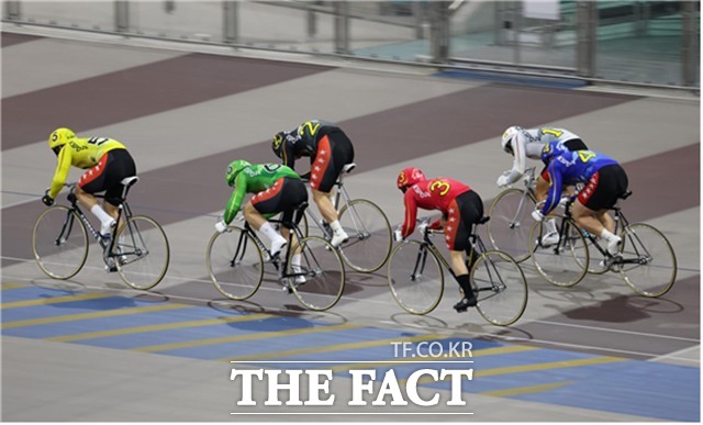 광명스피돔에서 열린 경륜 경주에 출전한 선수들이 결승선을 향해 힘차게 페달을 밟고 있다./국민체육진흥공단