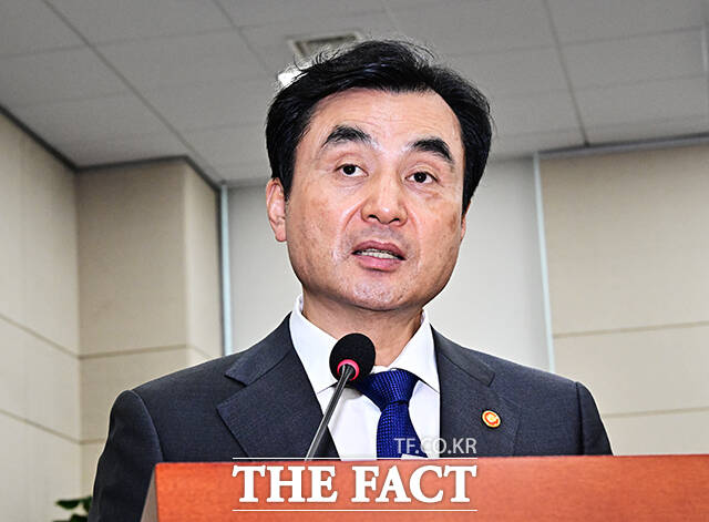 안규백 국방부 장관이 군 내부 인사 가운데 12·3 내란 연루 여부가 확인될 경우 진급 여부와 관계없이 인사를 즉시 취소하겠다는 입장을 밝혔다. /배정한 기자