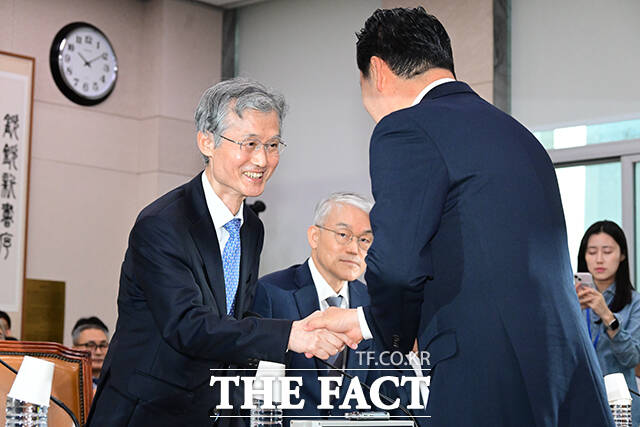 국정감사에 참석한 조희대 대법원장 만나 인사하는 장 대표.