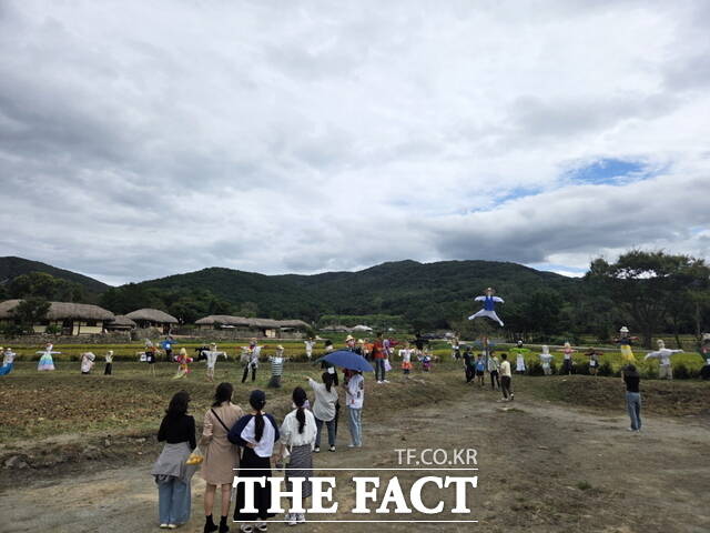 외암민속마을에서 열린 가족 허수아비 만들기 대회 전시 풍경. 가족들이 함께 만든 개성 넘치는 허수아비들이 마을을 장식하고 있다. /아산시