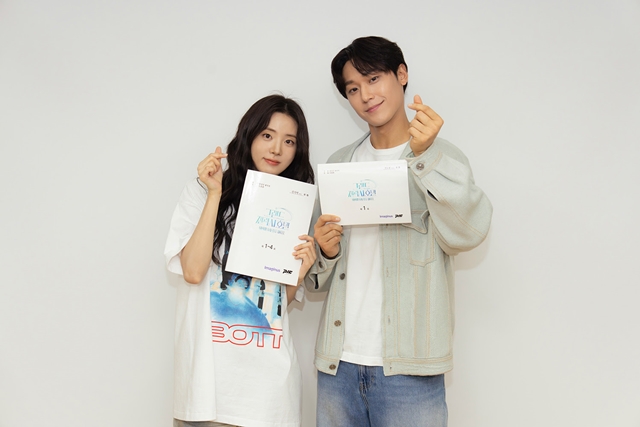 배우 신시아(왼쪽)와 이도현이 홍자매 작가의 신작 그랜드 갤럭시 호텔로 호흡을 맞춘다. /넷플릭스