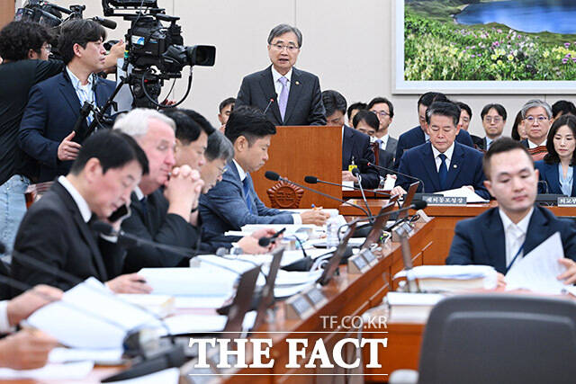 조현 외교부 장관이 13일 최근 캄보디아에서 잇달아 발생한 한국인 대상 강력 범죄와 관련해 지금 캄보디아와 협의하고 있는 것은 우리 인력을 보내 귀국할 인원들을 전부 비행기로 데려오는 방안이라고 밝혔다. 사진은 조 장관이 이날 오전 서울 여의도 국회에서 열린 외교통일위원회 국정감사에서 업무보고를 하고 있는 모습. /남용희 기자