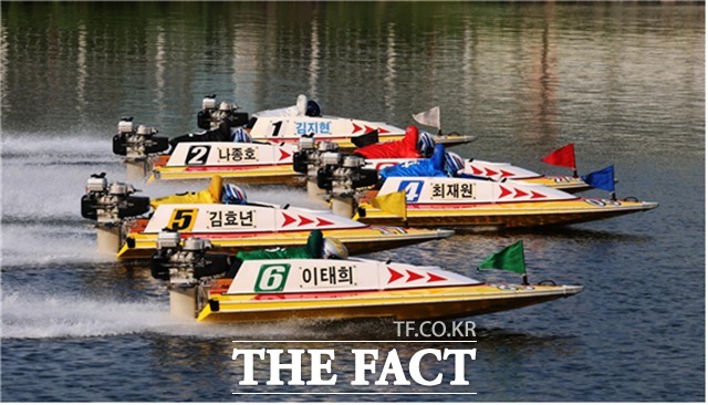 미사경정장에서 선수들이 플라잉 스타트로 경주를 시작하고 있다./국민체육진흥공단