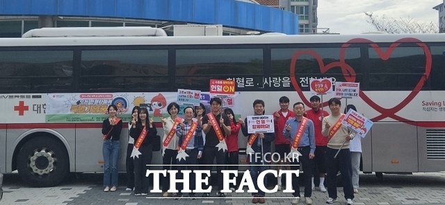 국립순천대학교가 2일 학생회관 앞 광장에서 대한적십자사와 함께 인도주의 실천, 응급환자 구제를 위한 단체 헌혈 행사를 개최하고 있다./국립순천대학교