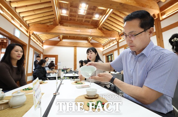 박희조 동구청장과 영유아 부모들이 다도와 향 체험을 진행하고 있다. /대전 동구