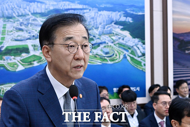 김윤덕 국토교통부 장관이 13일 오전 서울 여의도 국회에서 열린 국토교통위원회 국정감사에서 업무보고를 하고 있다. /국회=남용희 기자