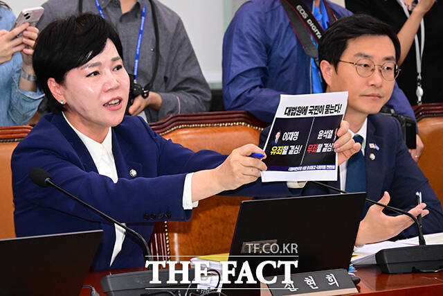 전현희 더불어민주당 의원이 조희대 대법원장에 대한 질의 취지를 설명하며 목소리 높이고 있다.