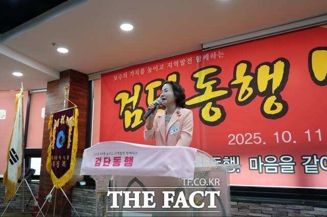검단동행 명예회장인 이행숙 국민의힘 서구병 당협위원장이 단체 출범식에서 인사말을 하고 있다./검단동행