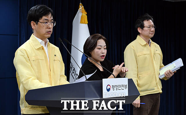 김민재 행정안전부 차관이 13일 오후 서울 종로구 정부서울청사에서 국가정보자원관리원 화재 복구 상황에 대해 브리핑하고 있다. /임영무 기자