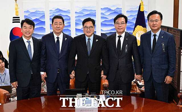 우원식 국회의장과 여야 원내대표가 13일 오후 서울 여의도 국회에서 열린 국회의장 주재 여야 원내대표 회동에 참석해 기념사진 촬영을 하고 있다. 왼쪽부터 문진석 더불어민주당 원내운영수석부대표, 김병기 원내대표, 우 의장, 송언석 국민의힘 원내대표, 유상범 원내운영수석부대표. /국회=배정한 기자