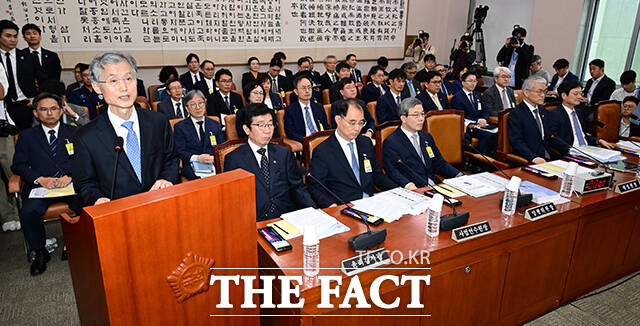 이날 국회 법사위는 인사말 후 대법원장을 이석 시키는 관례에 동의하지 않고 조 대법원장에 대한 질의를 실시했다.