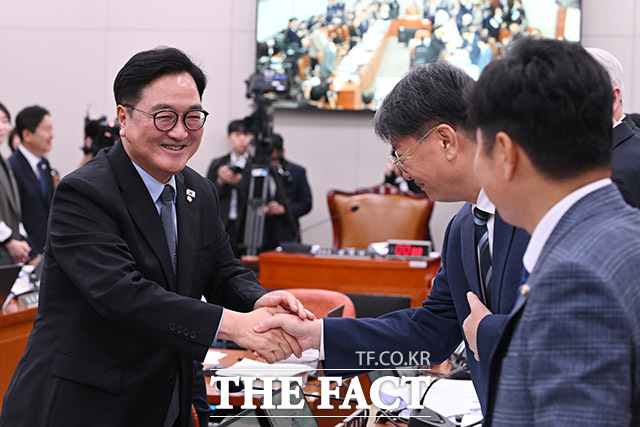 외교통일위원회 국정감사장 찾아 의원 및 직원들을 격려하는 우 의장.