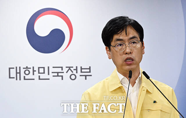 김민재 행정안전부 차관이 13일 오후 서울 종로구 정부서울청사에서 국가정보자원관리원 화재 복구 상황에 대해 브리핑하고 있다. /임영무 기자