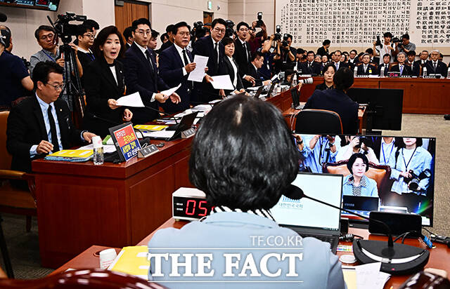 항의하는 국민의힘 의원들.