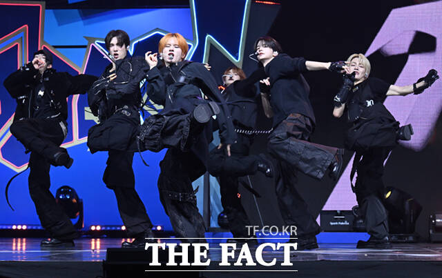 그룹 TWS(투어스)가 13일 오후 서울 광진구 예스24 라이브홀에서 열린 미니4집 play hard(플레이 하드) 미디어 쇼케이스에서 수록곡 헤드 숄더스 니스 토스 무대를 선보이고 있다. /이새롬 기자