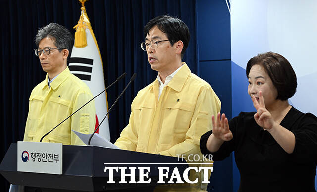 김민재 행정안전부 차관이 13일 오후 서울 종로구 정부서울청사에서 국가정보자원관리원 화재 복구 상황에 대해 브리핑하고 있다. /임영무 기자