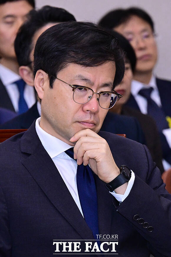 생각에 잠긴 여한구 산업통상부통상교섭 본부장.