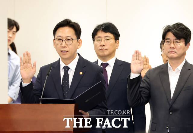 13일 세종시 정부세종청사에서 열린 국회 과학기술정보방송통신위원회의 과학기술정보통신부에 대한 국정감사에서 배경훈 부총리 겸 과기정통부 장관이 증인선서를 하고 있다. /뉴시스