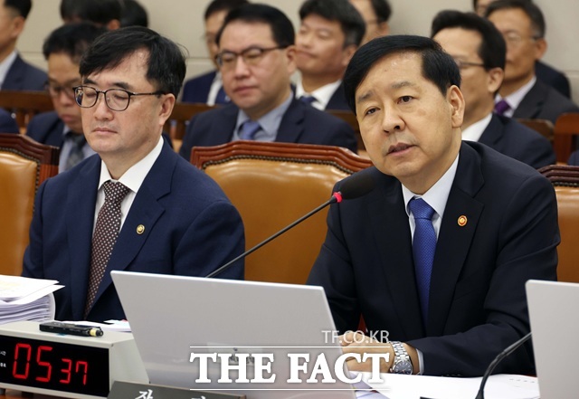 구윤철 경제부총리 겸 기획재정부 장관이 13일 오전 서울 여의도 국회 기획재정위원회에서 열린 기재부에 대한 국정감사에서 의원의 질의에 답변하고 있다. /뉴시스