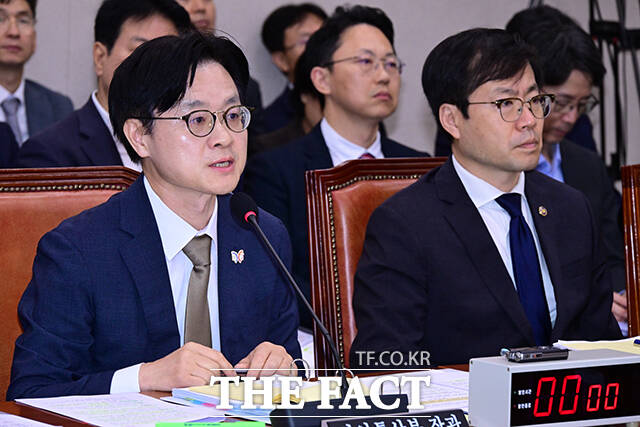 김정관 산업통상부 장관(왼쪽)이 13일 오전 서울 여의도 국회에서 열린 산업통상자원중소벤처기업위원회 국정감사에 출석해 질의 답변을 하고 있다. /국회=남윤호 기자