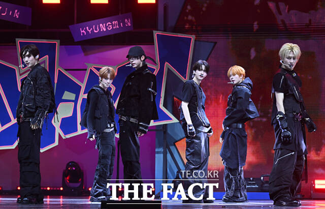 [더팩트ㅣ이새롬 기자] 그룹 TWS(투어스)가 13일 오후 서울 광진구 예스24 라이브홀에서 열린 미니4집 play hard(플레이 하드) 미디어 쇼케이스에서 수록곡 헤드 숄더스 니스 토스 무대를 선보이고 있다.