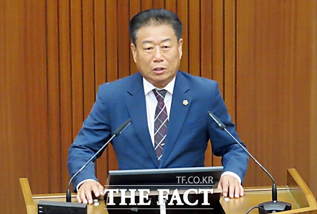 김충식 의원이 13일 세종시의회 제101회 임시회 제1차 본회의 긴급현안질문을 하고 있다. /김형중 기자