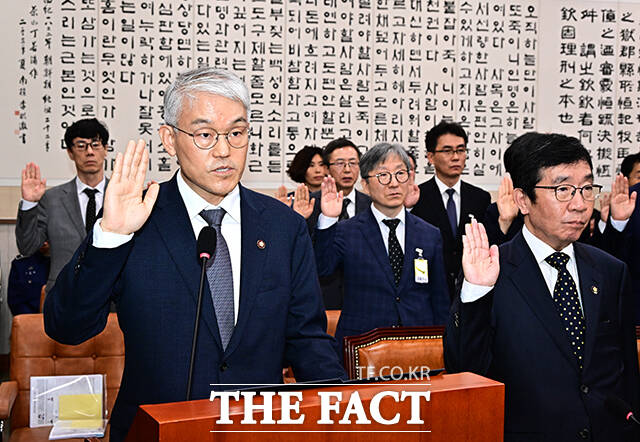 천대엽 법원행정처장(왼쪽)이 13일 오전 서울 여의도 국회 법제사법위원회에서 열린 대법원 등에 대한 국정감사에 참석해 증인선서를 하고 있다. /국회=배정한 기자