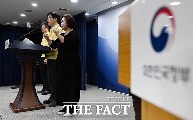 김민재 행정안전부 차관이 13일 오후 서울 종로구 정부서울청사에서 국가정보자원관리원 화재 복구 상황에 대해 브리핑하고 있다. /임영무 기자