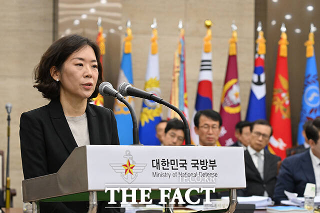 황성혜 구글코리아 부사장이 13일 서울 용산구 국방부 청사에서 열린 국방위원회의 국방부 등에 대한 국정감사에 참고인으로 출석해 의원 질의에 답변하고 있다. /국회사진기자단