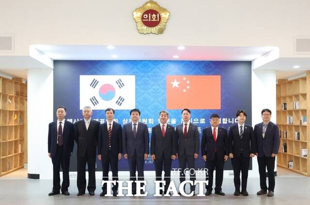 13일 인천시의회와 중국 다롄시인민대표대회 대표단이 양 도시 의회 간 중단됐던 교류 재개와 우호 증진 방안에 대해 논의한 뒤 기념촬영 하고 있다./인천시의회