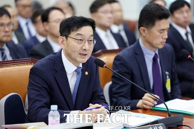 윤창렬 국무조정실장은 13일 서울 여의도 국회에서 열린 정무위원회 국정감사에서 한미 관세협상에 대해 최대한 국익을 지키기 위해 노력하고 있다고 밝혔다. 캄보디아 사태 해결과 관련해선 모든 걸 포함해 대처하겠다는 입장을 내놨다. /뉴시스