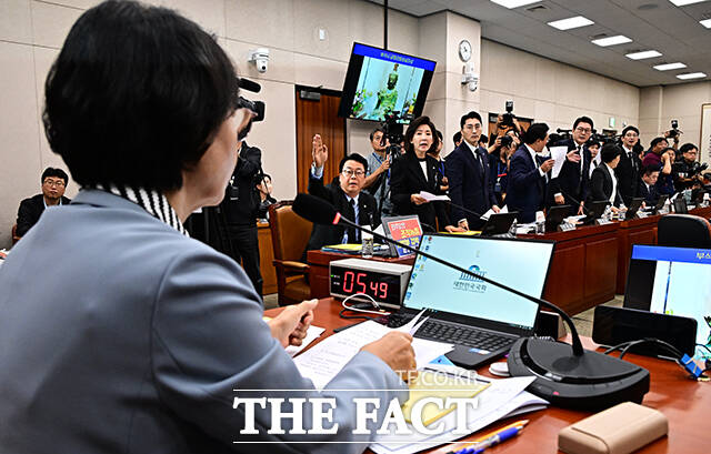 대법원장 이석 요구 받아들이지 않는 추미애 법사위원장.