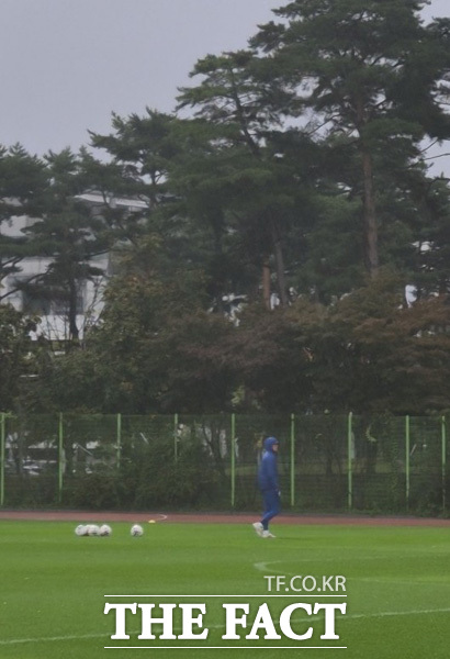 13일 고양종합운동장 보조경기장에서 한국 축구대표팀 훈련을 앞두고 홍명보(56) 감독이 홀로 그라운드를 걷고 있다. /고양종합운동장=오승혁 기자