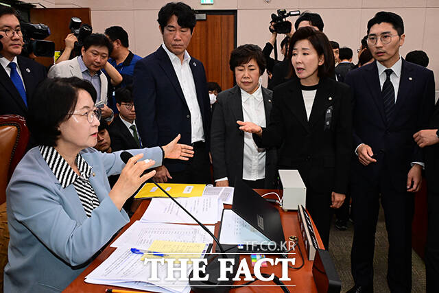 나경원 의원 등이 추미애 위원장에게 조희대 대법원장의 이석을 요구하고 있다.