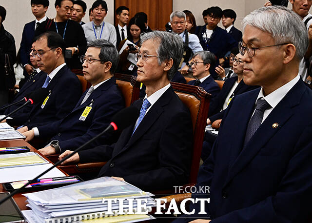 인사말을 마친 뒤 이석하지 못하고 착석한 조희대 대법원장.