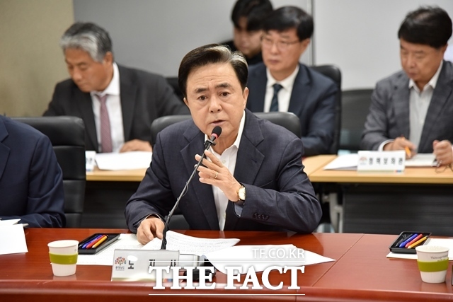 김태흠 충남도지사가 13일 도청 중회의실에서 열린 제80차 실국원장회의에서 ‘대전충남특별시 설치 및 경제과학수도 조성을 위한 특별법’ 통과를 위해 집중해 줄 것을 주문하고 있다. /이정석 기자