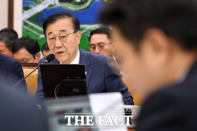 국정감사 출석해 의원 질의에 답하는 김윤덕 국토교통부 장관.