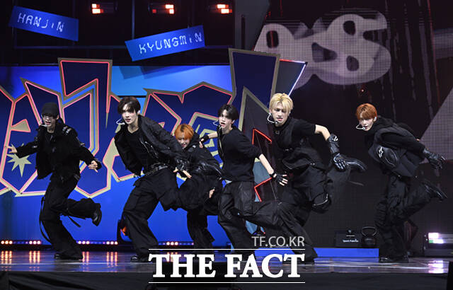 [더팩트ㅣ이새롬 기자] 그룹 TWS(투어스)가 13일 오후 서울 광진구 예스24 라이브홀에서 열린 미니4집 play hard(플레이 하드) 미디어 쇼케이스에서 수록곡 헤드 숄더스 니스 토스 무대를 선보이고 있다.